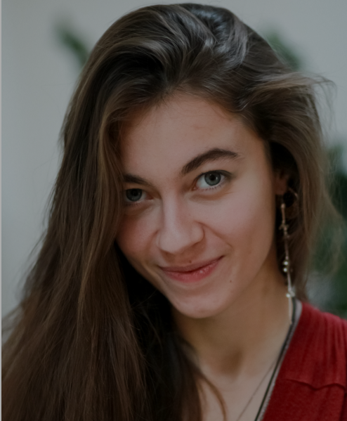Léa Gheerbrant - DIRECTRICE ARTISTIQUE, COMÉDIENNE